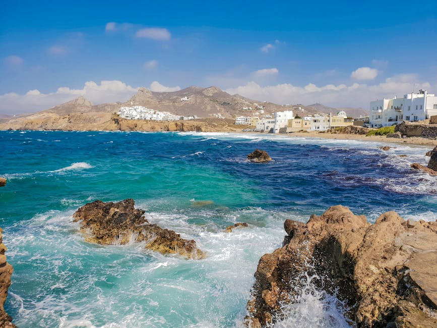 Costa mediterránea con pueblo blanco y mar azul