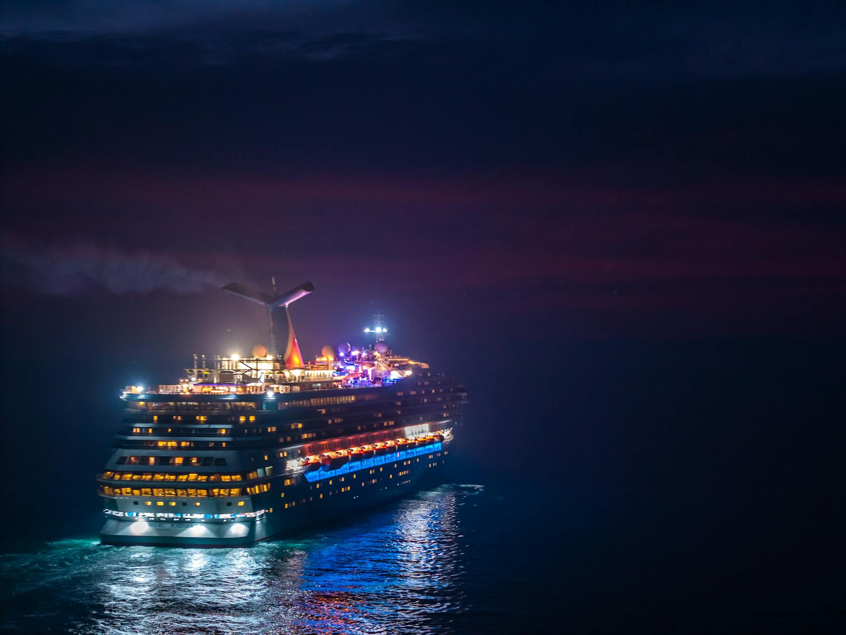 Crucero navegando por el Mediterráneo al atardecer