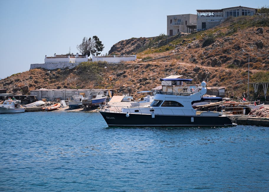 Puerto de una isla griega con barco atracado al fondo